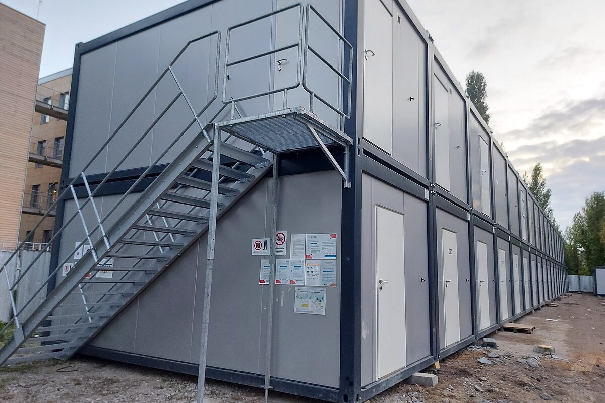 Wynajem kontenerów i schody systemowe